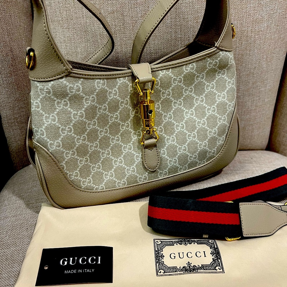 Gucci unbranded bag in beige color.